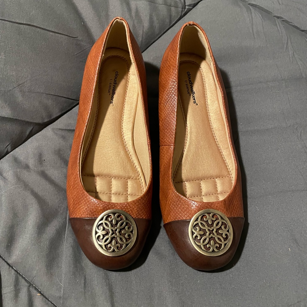 NWOT-Cloud Walker brown flats